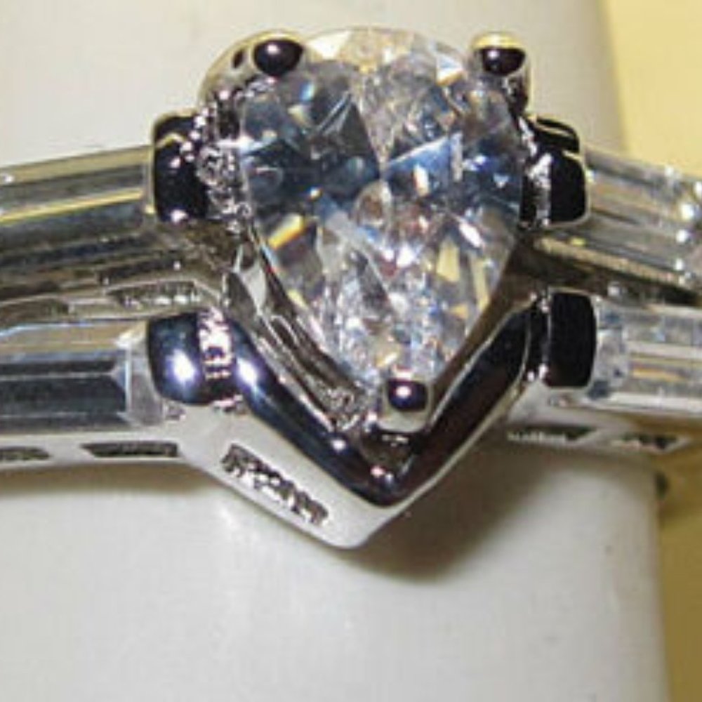 Ring engagement set pear shaped stone NWT